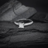 Anillo de compromiso con diamante natural central de 1.0ct corte princesa con certificación GIA y .40ct de diamantes naturales laterales elaborado en oro blanco de 14k