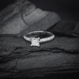 Anillo de compromiso con moissanita de 1.0ct corte princesa con certificado GRA y .40ct de diamantes naturales laterales elaborado en oro blanco de 14k