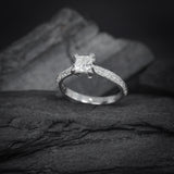 Anillo de compromiso con diamante natural central de 1.0ct corte princesa con certificación GIA y .40ct de diamantes naturales laterales elaborado en oro blanco de 14k
