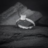 Anillo de compromiso con moissanita de 1.0ct corte princesa con certificado GRA y .40ct de diamantes naturales laterales elaborado en oro blanco de 14k