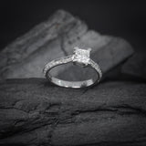 Anillo de compromiso con diamante natural central de 1.0ct corte princesa con certificación GIA y .40ct de diamantes naturales laterales elaborado en oro blanco de 14k
