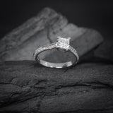 Anillo de compromiso con moissanita de 1.0ct corte princesa con certificado GRA y .40ct de diamantes naturales laterales elaborado en oro blanco de 14k