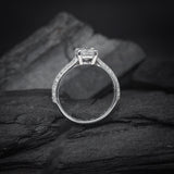 Anillo de compromiso con diamante natural central de 1.0ct corte princesa con certificación GIA y .40ct de diamantes naturales laterales elaborado en oro blanco de 14k