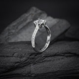 Anillo de compromiso con diamante natural central de 1.0ct corte princesa con certificación GIA y .40ct de diamantes naturales laterales elaborado en oro blanco de 14k