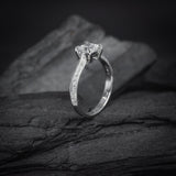 Anillo de compromiso con moissanita de 1.0ct corte princesa con certificado GRA y .40ct de diamantes naturales laterales elaborado en oro blanco de 14k