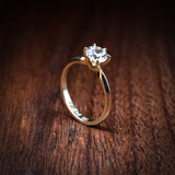 Anillo de compromiso con diamante natural central de .60ct con certificación GIA elaborado en oro amarillo de 18 kilates