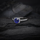 Anillo de compromiso con zafiro natural de 1.0ct corte brillante y 32 diamantes naturales elaborado en oro blanco de 14k