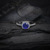 Anillo de compromiso con zafiro natural de 1.0ct corte brillante y 32 diamantes naturales elaborado en oro blanco de 14k