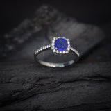 Anillo de compromiso con zafiro natural de 1.0ct corte brillante y 32 diamantes naturales elaborado en oro blanco de 14k