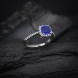 Anillo de compromiso con zafiro natural de 1.0ct corte brillante y 32 diamantes naturales elaborado en oro blanco de 14k