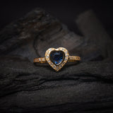 Anillo de compromiso con zafiro natural de .50ct corte corazón y 25 diamantes naturales laterales elaborado en oro amarillo de 14k