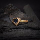Anillo de compromiso con zafiro natural de .50ct corte corazón y 25 diamantes naturales laterales elaborado en oro amarillo de 14k