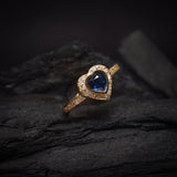 Anillo de compromiso con zafiro natural de .50ct corte corazón y 25 diamantes naturales laterales elaborado en oro amarillo de 14k