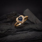 Anillo de compromiso con zafiro natural de .50ct corte corazón y 25 diamantes naturales laterales elaborado en oro amarillo de 14k