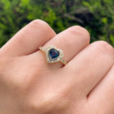 Anillo de compromiso con zafiro natural de .50ct corte corazón y 25 diamantes naturales laterales elaborado en oro amarillo de 14k