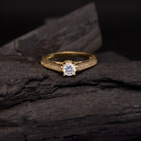 Anillo de compromiso con moissanita de .50ct corte brillante con certificado GRA y 24 cristales laterales elaborado en oro amarillo de 14k