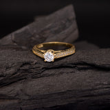 Anillo de compromiso con moissanita de .50ct corte brillante con certificado GRA y 24 cristales laterales elaborado en oro amarillo de 14k