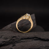 Anillo de compromiso con moissanita de .50ct corte brillante con certificado GRA y 24 cristales laterales elaborado en oro amarillo de 14k