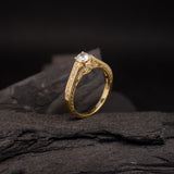 Anillo de compromiso con moissanita de .50ct corte brillante con certificado GRA y 24 cristales laterales elaborado en oro amarillo de 14k