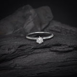 Anillo de compromiso con diamante de laboratorio central de .70ct corte brillante elaborado en oro blanco 10k