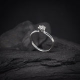 Anillo de compromiso con diamante de laboratorio central de .70ct corte brillante elaborado en oro blanco 10k