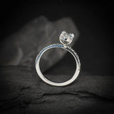 Anillo de compromiso con diamante natural de 1.0ct corte oval con certificación GIA y 14 diamantes naturales elaborado en oro blanco de 14k