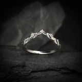 Argolla de matrimonio maciza de 2mm con 5 incrustaciones de diamantes de laboratorio (mitad de la pieza) elaborada en oro blanco de 14k