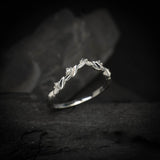 Argolla de matrimonio maciza de 2mm con 5 incrustaciones de diamantes de laboratorio (mitad de la pieza) elaborada en oro blanco de 14k