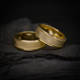 Par de argollas de matrimonio macizas de 7mm elaboradas en oro amarillo de 10k
