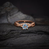 Anillo de compromiso con topacio natural de .50ct corte brillante y 8 diamantes naturales laterales elaborado en oro rosa de 14k