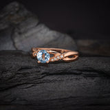 Anillo de compromiso con topacio natural de .50ct corte brillante y 8 diamantes naturales laterales elaborado en oro rosa de 14k