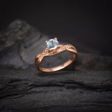 Anillo de compromiso con topacio natural de .50ct corte brillante y 8 diamantes naturales laterales elaborado en oro rosa de 14k