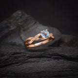 Anillo de compromiso con topacio natural de .50ct corte brillante y 8 diamantes naturales laterales elaborado en oro rosa de 14k