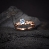 Anillo de compromiso con topacio natural de .50ct corte brillante y 8 diamantes naturales laterales elaborado en oro rosa de 14k