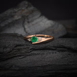 Anillo de compromiso con esmeralda natural de .20ct corte brillante y 2 cristales elaborado en oro rosa de 10k