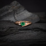 Anillo de compromiso con esmeralda natural de .20ct corte brillante y 2 cristales elaborado en oro rosa de 10k