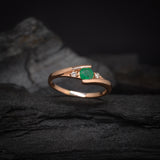 Anillo de compromiso con esmeralda natural de .20ct corte brillante y 2 cristales elaborado en oro rosa de 10k