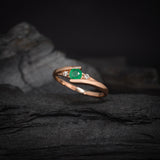 Anillo de compromiso con esmeralda natural de .20ct corte brillante y 2 cristales elaborado en oro rosa de 10k