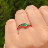 Anillo de compromiso con esmeralda natural de .20ct corte brillante y 2 cristales elaborado en oro rosa de 10k