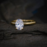 Anillo de compromiso con diamante natural de .60ct corte oval con certificación GIA elaborado en oro amarillo de 14k