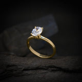 Anillo de compromiso con moissanita de 2.0ct corte oval con certificado GRA elaborado en oro amarillo de 14k