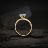 Anillo de compromiso con diamante natural de .60ct corte oval con certificación GIA elaborado en oro amarillo de 14k