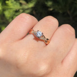 Anillo de compromiso con diamante de laboratorio central de .50ct corte brillante con certificado IGI y 8 diamantes naturales laterales elaborado en oro rosa de 14k