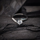 Anillo de compromiso con diamante natural central de .50ct corte brillante con certificación GIA y 12 diamantes naturales elaborado en oro blanco de 14k