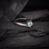 Anillo de compromiso con diamante natural central de .50ct corte brillante con certificación GIA y 12 diamantes naturales elaborado en oro blanco de 14k