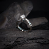 Anillo de compromiso con diamante natural central de .50ct corte brillante con certificación GIA y 12 diamantes naturales elaborado en oro blanco de 14k