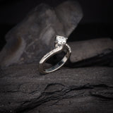 Anillo de compromiso con diamante natural central de .50ct corte brillante con certificación GIA y 12 diamantes naturales elaborado en oro blanco de 14k