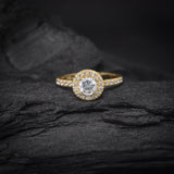 Anillo de compromiso con diamante natural central de .50ct corte brillante con certificación GIA y 27 cristales laterales elaborado en oro amarillo de 14k