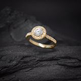 Anillo de compromiso con moissanita de .50ct corte brillante con certificado GRA y 27 cristales laterales elaborado en oro amarillo de 14k