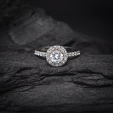 Anillo de compromiso con moissanita de .50ct corte brillante con certificado GRA y 27 cristales laterales elaborado en oro blanco de 14k